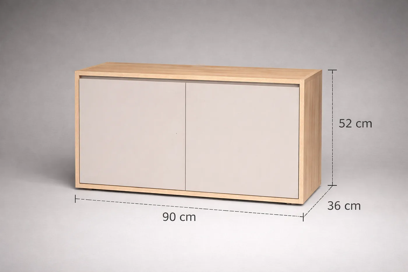 Rack de TV con cuerpo de madera clara y dos puertas beige, cerrado, sobre fondo gris con medidas: 90 cm de ancho, 52 cm de alto y 36 cm de profundidad