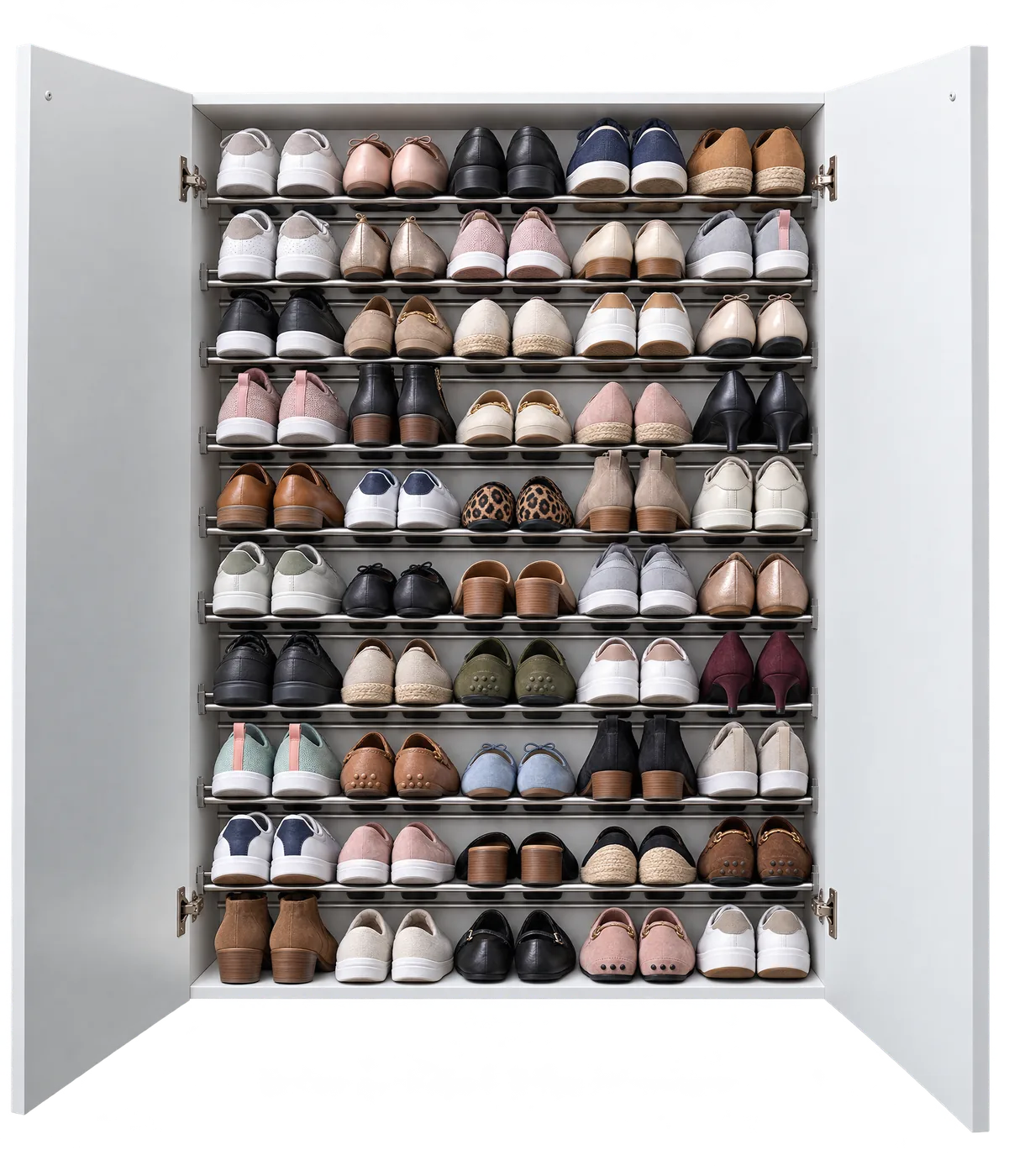 Zapatero blanco de dos puertas abierto de frente, con todas las barras metálicas cargadas de zapatillas y zapatos